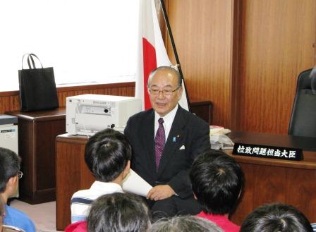 中野寛成拉致問題担当大臣と子ども達の懇談