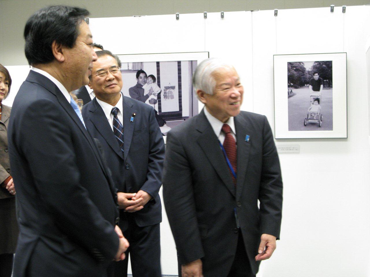 横田御夫妻の御案内により、野田総理が観覧