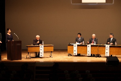 パネルディスカッション：（左から）黒田氏、李氏、康氏、武貞氏