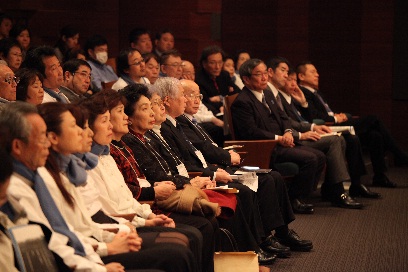 演奏に耳を傾ける拉致被害者御家族の皆さん