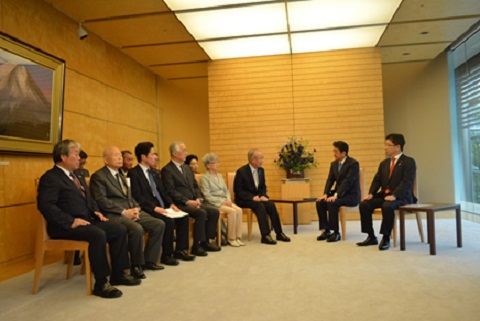 安倍総理大臣、加藤拉致問題担当大臣が「北朝鮮による拉致被害者家族連絡会」（家族会）の御家族等と面会しました。