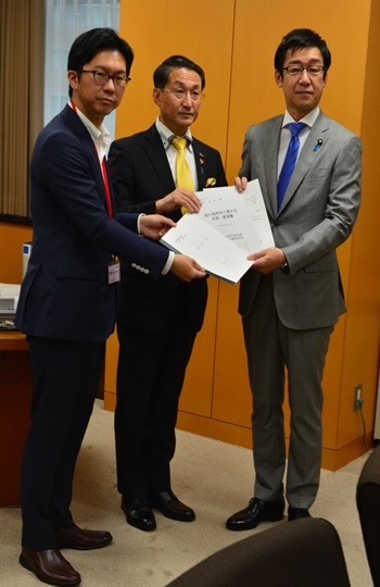 田中内閣府副大臣が平井鳥取県知事及び伊木米子市長から要望書を受領しました。