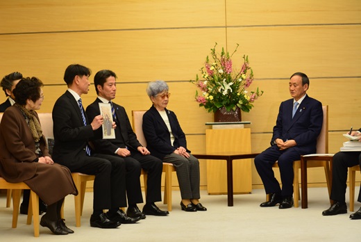 菅拉致問題担当大臣が「横田めぐみさんとの再会を誓う同級生の会」から署名簿及びアンケートを受領しました（１月１４日）。