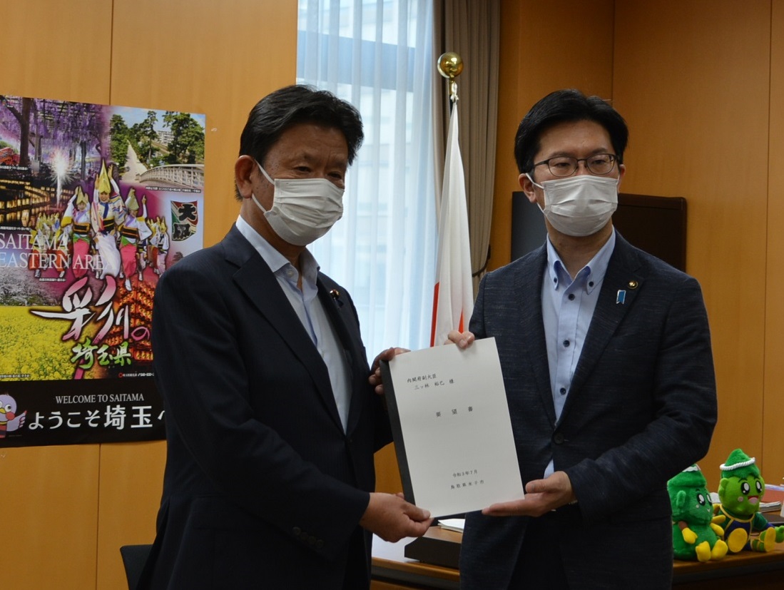 三ッ林裕已副大臣が伊木隆司米子市長から要望書を受領しました。